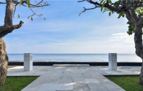 Lokapaksa Villa | Villa Terang Bulan - absolute beachfront!