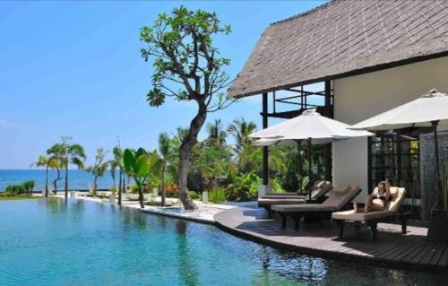 Lokapaksa Villa | Villa Terang Bulan - absolute beachfront!