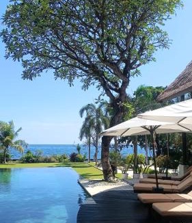 Lokapaksa Villa | Villa Terang Bulan - absolute beachfront!