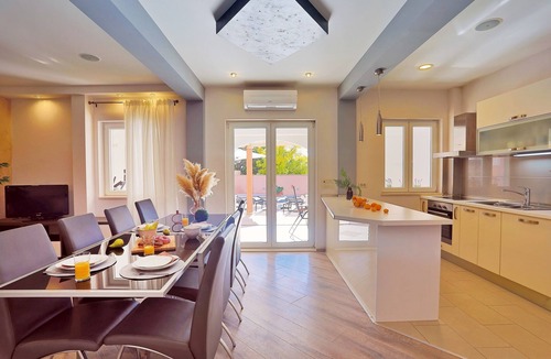 Duce Villa | Villa Tina - luxurious accomodation with heated pool, a Jacuzzi, 6 bedrooms