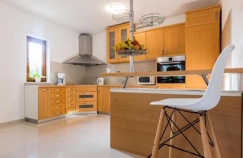 Policnik Villa | Villa Tina with Swimming Pool, Tennis court, Games room, Sauna, Gym, BBQ