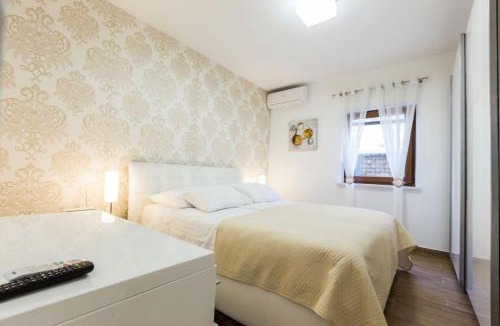 Policnik Villa | Villa Tina with Swimming Pool, Tennis court, Games room, Sauna, Gym, BBQ