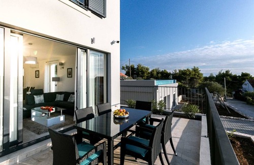 Cove Makarac (Milna) House | Villa Toma 1 - Semi detached House with shared pool