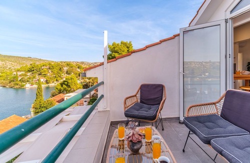 Bobovisca House | Villa Tudor mit atemberaubender Aussicht by Interhome