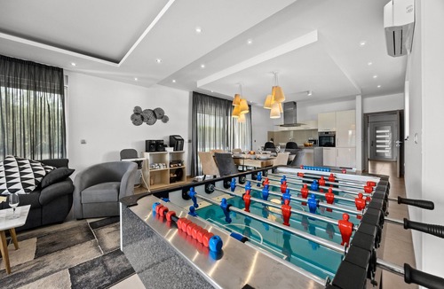Sikici Villa | Villa Una in Pula with heated pool, whirlpool & private tennis court