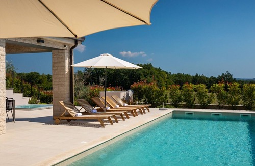 Kadumi Villa | Villa Ursaria by Villas Guide