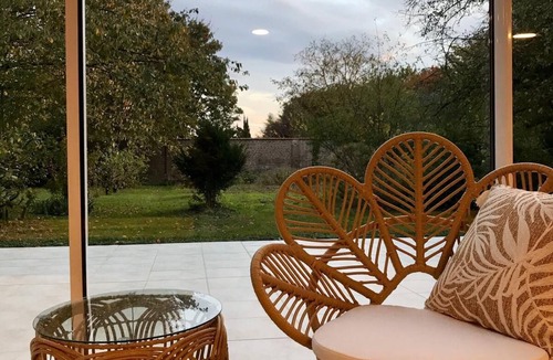 Villers-Bretonneux Villa | Villa-Varentia-Apartment-Ensuite-Courtyard view