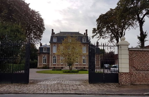 Villers-Bretonneux Villa | Villa-Varentia-Apartment-Ensuite-Courtyard view