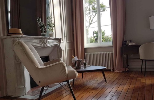 Villers-Bretonneux Villa | Villa-Varentia-Apartment-Ensuite-Courtyard view