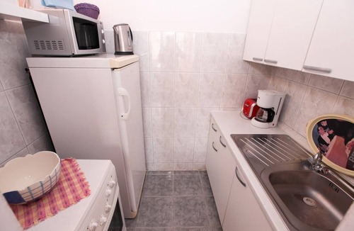 Komarna Apartment | Villa Vedran apartment Vedran B with sun beds facing the sea