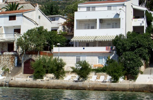 Komarna Apartment | Villa Vedran apartment Vedran B with sun beds facing the sea