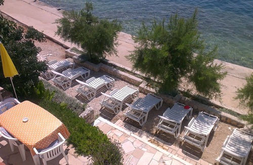 Komarna Apartment | Villa Vedran apartment Vedran B with sun beds facing the sea