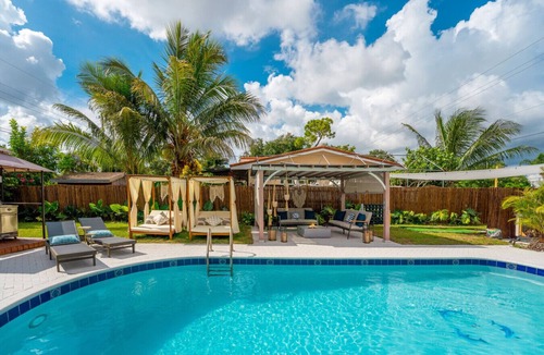 Pembroke Pines House | Villa Velvet ~ Heated Pool, Jacuzzi, Game Room & Minutes to Beaches
