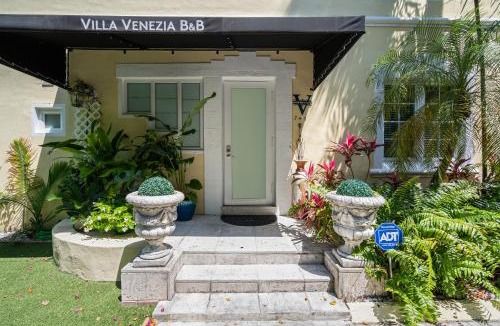 Flamingo/Lummus Bed & Breakfast | villa venezia bb