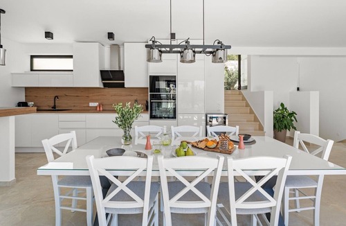 Duce Villa | Villa Verde with 4 en-suite bedrooms, private pool, 200m from sandy beach
