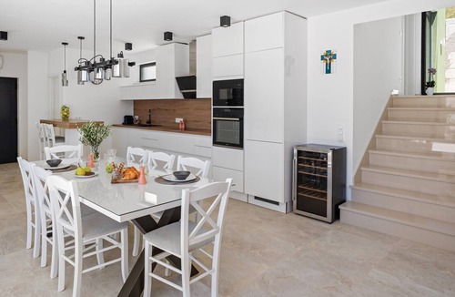 Duce Villa | Villa Verde with 4 en-suite bedrooms, private pool, 200m from sandy beach