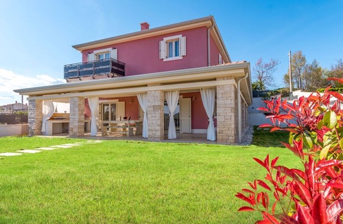 Vinez House | Villa Violette mit Pool nahe Stadtzentrum by Interhome