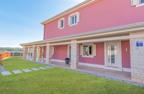Vinez House | Villa Violette mit Pool nahe Stadtzentrum by Interhome
