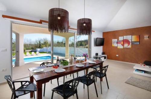 Kringa Villa | Villa Vivian by Villa Plus