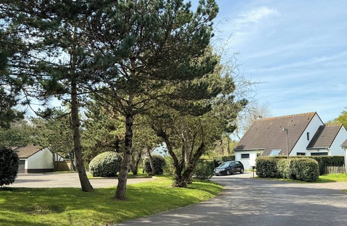 Le Touquet-Paris-Plage Villa | VILLA WITH PRIVATE HEATED AND OPEN SWIMMING POOL (MID-APRIL TO MID-SEPTEMBER)
