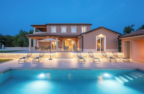 Beram Villa | Villa with a pool for 8 persons iwith a panoramic view and a large garden.
