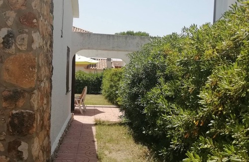 Creixell Ski Chalet | Villa with comfortable and quiet garden near the beach