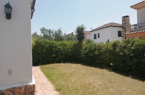 Creixell Ski Chalet | Villa with comfortable and quiet garden near the beach