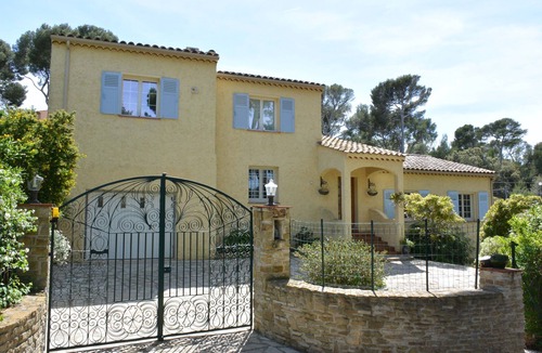 Le Brusc Villa | Villa with pool in the heart of Le Brusc in a wooded area, the sea on foot