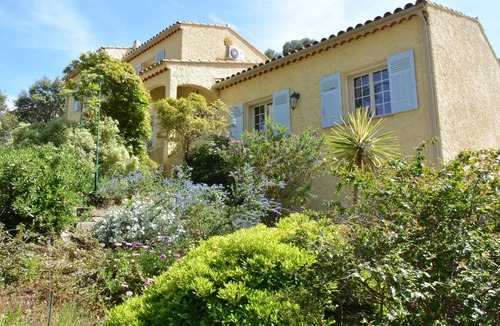 Le Brusc Villa | Villa with pool in the heart of Le Brusc in a wooded area, the sea on foot