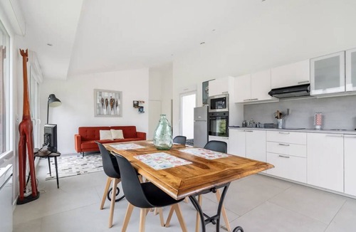 Halluin House | Villa with garden and private parking