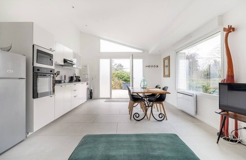 Halluin House | Villa with garden and private parking