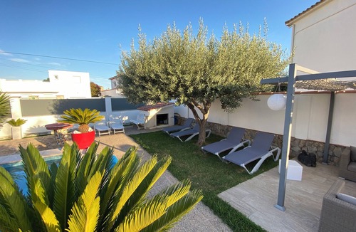 Empuriabrava Villa | Villa with garden and private pool in quiet neighborhood. Beach within walking distance.