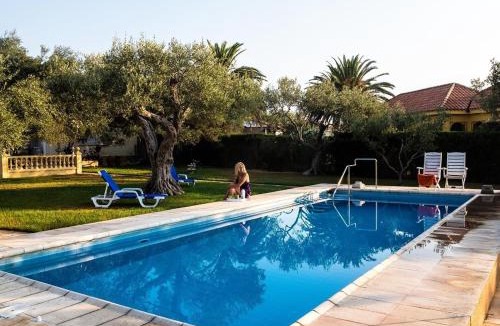 Vinaros House | Villa with great garden and pool