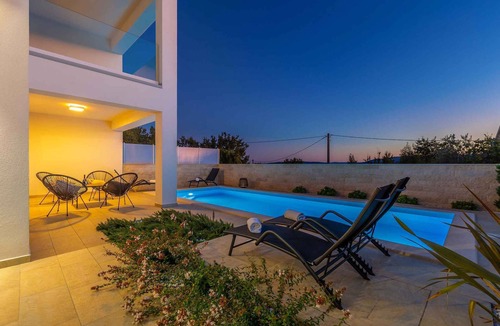 Linardici Villa | Villa with modern pool