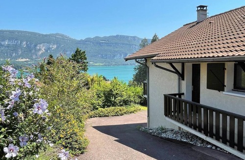 Conjux Villa | Villa with panoramic lake view close to the beach