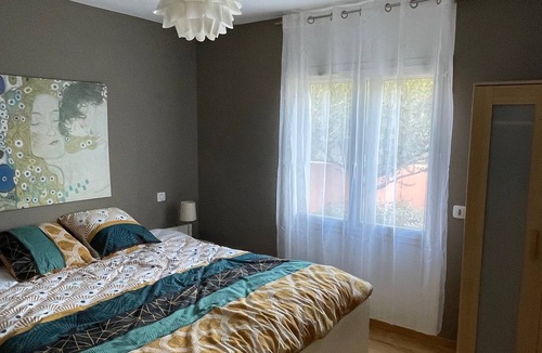 Cessenon-sur-Orb Villa | Villa with pool and view of mountains - fully accessible