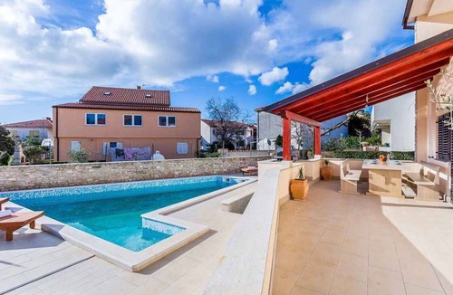 Valdebek Villa | Villa with pool and terrace with barbecue