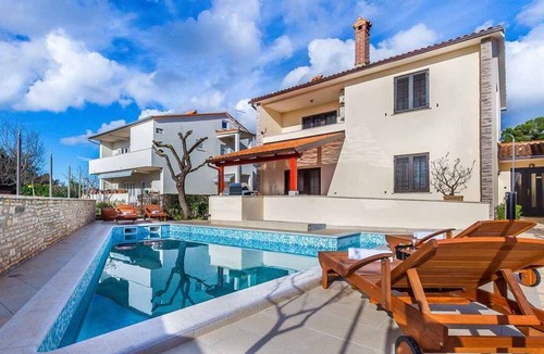 Valdebek Villa | Villa with pool and terrace with barbecue