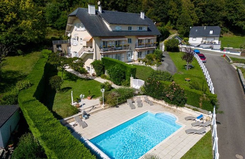 Ayzac-Ost Bed & Breakfast | Villa with pool facing the mountains