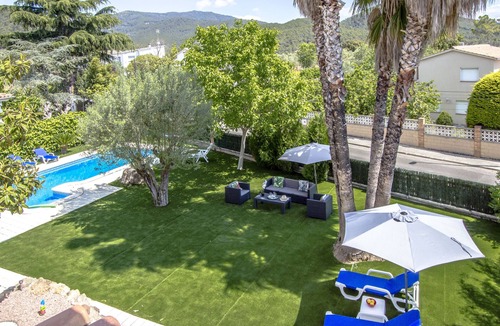 Can Vinyals Villa | Villa with pool, garden & billiards near Barcelona