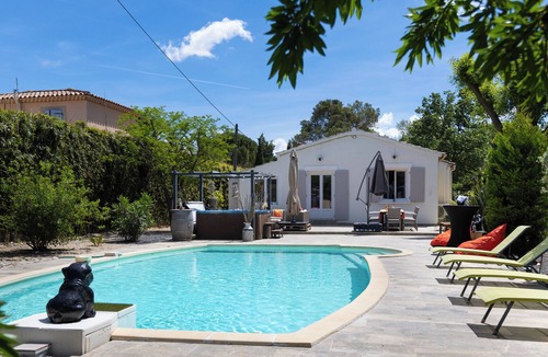 Le Thor House | Villa with Pool, Jacuzzi & Sauna in Provence