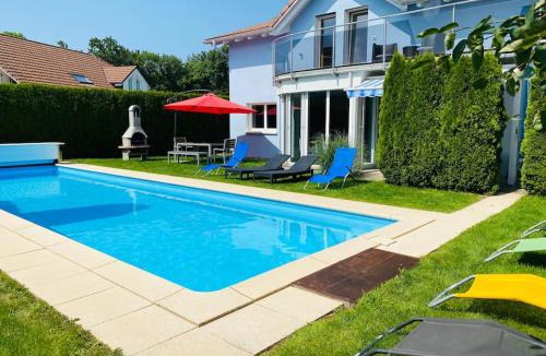 Dottikon House | Villa with Pool - Leon's Holiday Homes