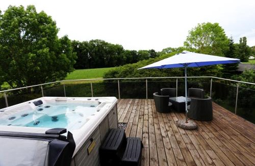 Dottikon Villa | Villa with Pool - Leon's Holiday Homes