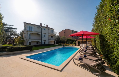 Gulici Villa | Villa with pool, up to 12 people,6 bedrooms, close to the beach, garden, parking