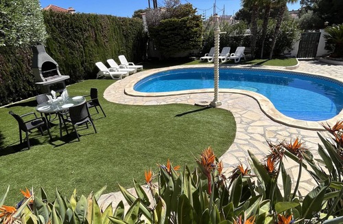 Miami Platja Cottage | Villa with Private Pool, Parking, A/C in Miami Playa