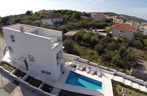 Okrug Gornji Villa | 'Villa With Private Pool And Sea Views - Villa Leona