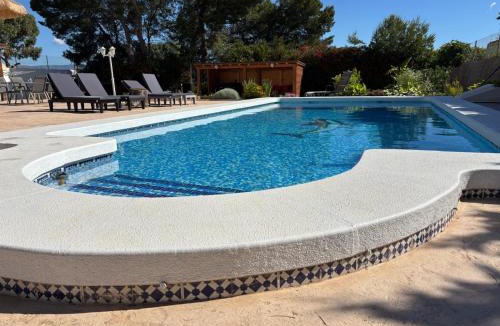 Coveta Fuma Ski Chalet | Villa with Private Pool & BBQ, Close to the Beach