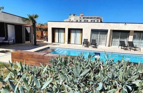 Meyzieu Villa | Villa with swimming pool not overlooked