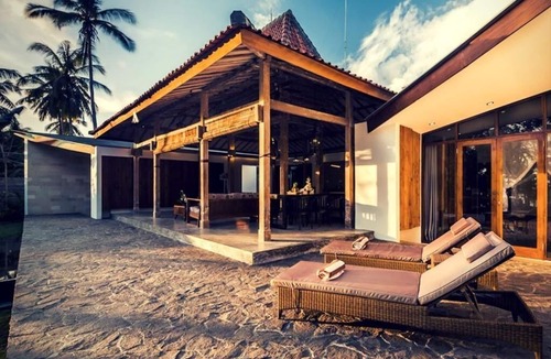 Melaya House | Villa with view of the water