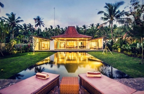 Melaya House | Villa with view of the water